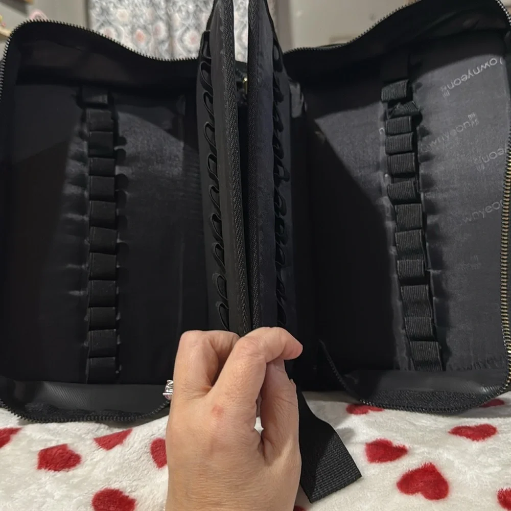 Rownyeon Travel case, organizer! Markers, lipsticks, essential oils & more! New!